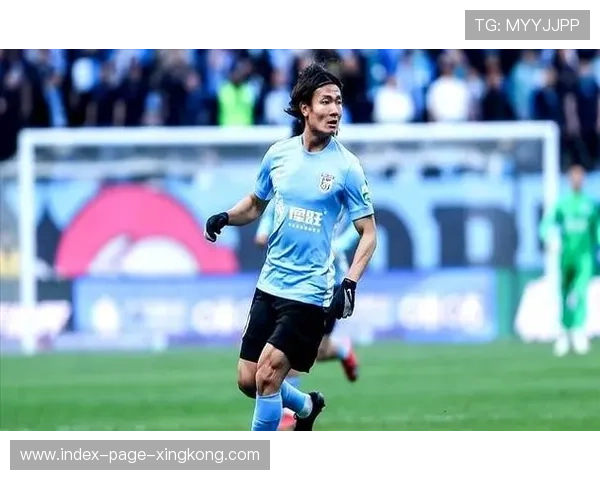 大连英博的长传配合带来了全场最接近进球的瞬间 大连英博的长传配合带来了全场最接近进球的瞬间