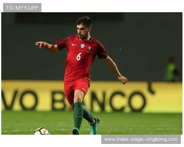 阿森纳中场抢断反击，速度与配合成就胜利